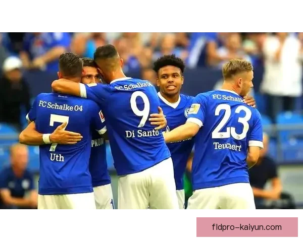 沙尔克中场组织持续提升，球队表现备受关注